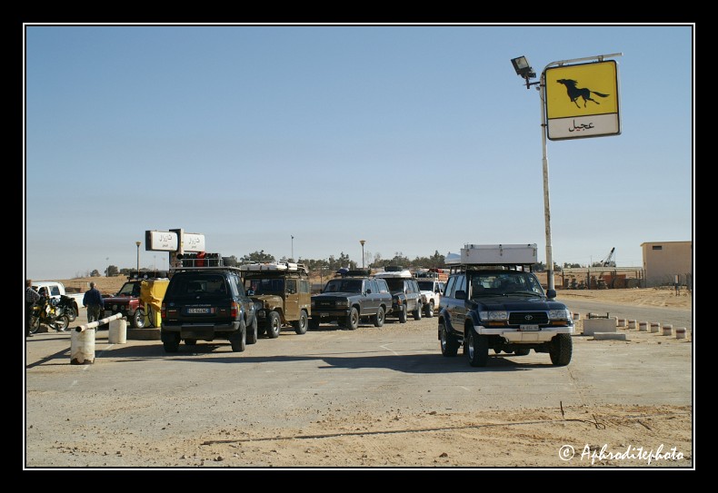 112 Arret indispensable a El Borma pour faire le plein de gazoil. Le prix du litre du carburant a pris l ascenseur